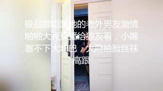 穿着劲装的熟女凳子上拿着假鸡自慰