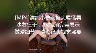 老婆夹的太紧了，十多分钟就射了，每次都很喜欢到窗前看着外面的风景路人翘高高屁股让我艹艹！