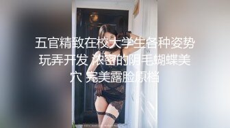 商场偷拍专心玩手机美女竟然毫无察觉