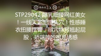 专注人前露出与路人同框美腿女神GI9ZA视图集，公园超市广场哪人多往哪去和老登一起锻炼 (8)