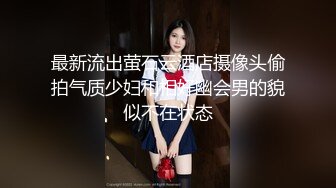 嫂子和小叔子偷情，露脸口交大鸡巴主动上位让小哥抽插无套爆草，把鸡巴上的淫水舔干净被小哥压在身下狂插