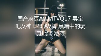 颜值身材都很不错的球衣小妹穿上性感的黑丝跟大哥激情啪啪，撸着大哥的鸡巴让大哥抠逼玩弄，无套抽插内射