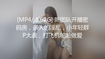 黑丝熟女阿姨偷情 边操边跟闺蜜语音聊天 屁眼塞着肛塞 被无套猛怼稀毛鲍鱼肥 强忍着不叫出来