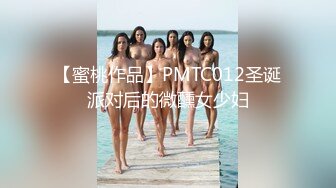 小美女已经受不了了 倚着桌角在干什么呢