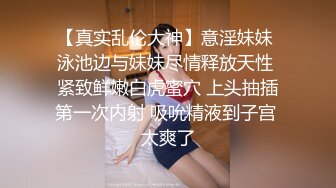 [MP4/ 571M]身材不错的眼镜御姐范美少妇玩三P，有人专业角度拍摄，硬了后入操逼