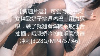 [MP4/ 1.57G] 颜值不错的风骚女模特，大辫子漏出骚奶子诱惑狼友跟两位大哥激情3P