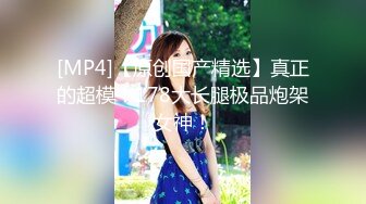 服装店的老板娘趁店里没顾客抓紧时间骚，试衣间里全裸自慰性感火辣热舞全裸，开着们都能看到外面真刺激