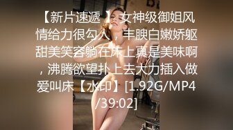 S级身材惹火美女拍摄现场放福利让摄影师咸猪手把全身摸了个遍最后还用脚帮助他射精1