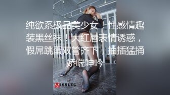 从窗台上近距离偷拍邻居阿姨洗澡,奶子又大又白