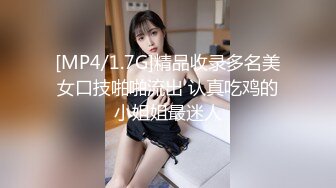 颜值不错清秀小姐姐穿着白衣牛仔裤，坐沙发上揉捏她