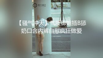 [MP4/ 924M] 烈焰红唇美女大战头套男极品美腿吊带白丝，猛扣多毛骚穴，美女很享受直浪叫