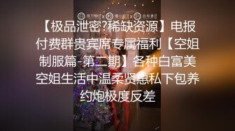 白丝袜情趣装全程露脸小美女，在狼友的指挥下脱光光玩弄骚逼，掰开特写展示好嫩啊