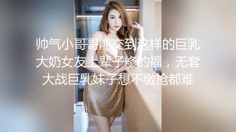 穿着开裆裤拿震动棒自慰的小美女