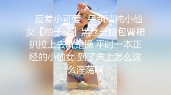 十二月新流出大神潜入水上乐园更衣间四处游走偷拍 一袭红衣美女主动在镜头前换穿不幸被拍