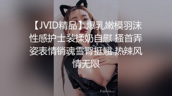 抱着熊娃娃睡觉的清纯妹子与男友