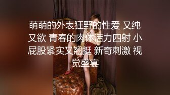 包臀裙露腰套装美女街边秀恩爱被抄底圆点内裤