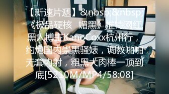 天津骚女，问我要不要去逛公园，我不去她就发视频挑逗我，骚女果然饥渴，看地上喷了许多淫水！