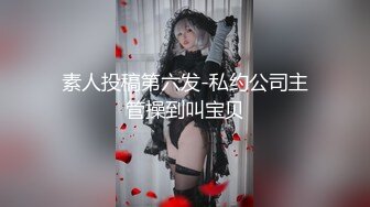 中性打扮短发酷酷美女S型翘起好身材，没穿内裤掰穴特写，坐在椅子上玻璃黄瓜抽插