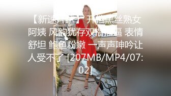 自持相机拍摄淫照的娇妻 舔逼女上位