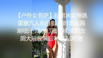 看店的老板娘在店里自慰后面还有人呢玩的真刺激，长裙黑丝开档大黑牛塞逼里呻吟，表情好骚啊又怕人见到真刺激