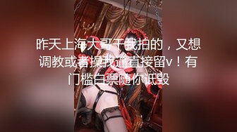 可爱的Ria 久留美 知道你在 cosplay 大会上一整天都在看着她的山雀从她的 cosplay 服装中凸出来。