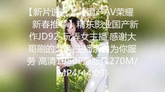 妈妈在帮女儿解决生理问题