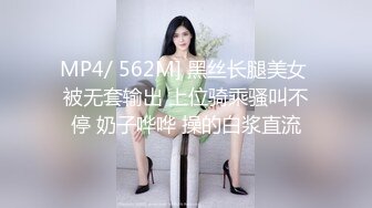 夜市宵夜摊低胸装美女被猥琐大叔围观 尽力防走光没想到下面还是被偷拍内裤夹进了屁股缝逼痕明显