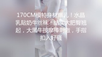 极品CP✅魔手》疯狂大胆坑神躲进商场女_厕独占一个坑位隔板缝中偸_拍各种B形妹子方便▲极限特写镜头快要碰到B了 (9)