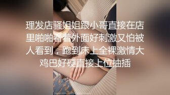 《极品CP魔手外购》色胆包天坑神潜入某公司女厕独占坑位隔板缝中现场实拍超多美女小姐姐方便，脸逼同步前后拍太顶了