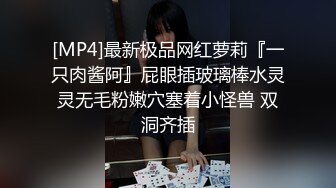 国内新婚闹洞房把新娘子按在床上胸罩解开用毛笔把奶头涂黑等会让新郎吃