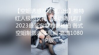 大神直接闯入商场女厕 偷拍爱玩手机的小美女