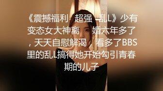 邪恶二人组下药迷翻美少妇换上各种丝网轮流玩大肥B