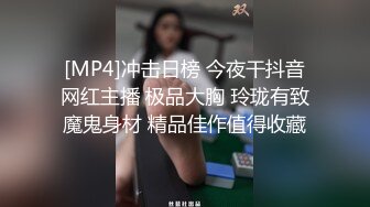 《模特私拍泄密》学院派系列极品清纯气质大屁股女模露点私拍，各种丝袜情趣制服自摸流出淫水不好意思了，对话精彩