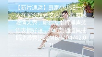 睡衣单腿黑丝极品女神下海，细长美腿夹着振动棒足交，掰穴特写超粉嫩