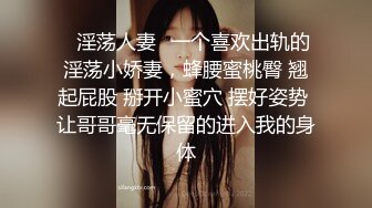 和粉衣牛仔裤妹子激情啪啪，口交舔弄上位骑坐抬腿大力猛操