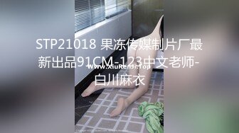 双马尾萌妹道具自慰，撩起衣服乳夹道具玩弄，厕所马桶上自摸无毛