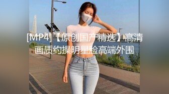 YC商场抄底腿细臀肥一脸骚气西装裙美妞 紫内夹腚沟左侧还漏毛