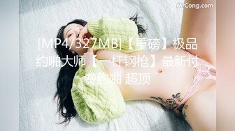 快递小哥送快递的时候趁机偷拍妹子们的裙底,有个长裙妹子内裤都没穿就急忙下来拿快递