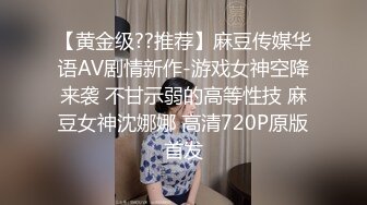 今晚嫂子竟然在客厅锻炼赶紧分享给兄弟们嫂子的瑜伽裤真骚