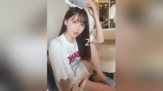 合租房冒死门缝偷窥对门的少妇洗澡换衣服