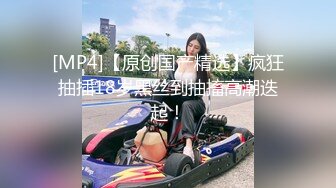 后入饥渴黑丝长腿女友,掰开嫩穴近距离观看