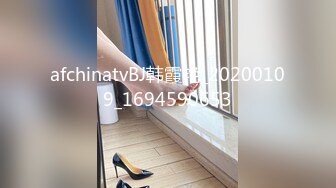 潜入医院女厕蹲守隔板下多角度偷拍 美少妇用长长的棉签捅肛门