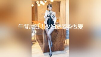 商场厕所全景偷拍爱玩手机的美女导购 人美逼漂亮