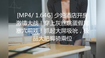 程程小萝莉户外大马路上被渣男调教，户外爬行打屁股玩奶子，弄她性感的无毛骚逼，深夜里的尖叫真刺激