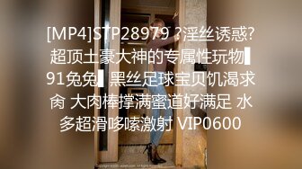 偷情的娇妻给老公视频：那你 不回复我，完了没事又开会你知道吗，我以为你睡着呢。此时床上正躺着一顶绿帽，老公还聊得开心!